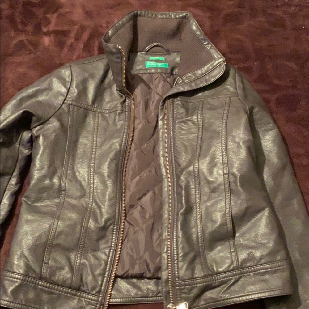 Black polyester coat size 8-9 in great condition